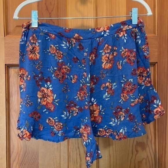 Flowy Floral Shorts - Picture 2 of 4